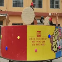 给人们带来快乐的游乐设备疯狂打地鼠